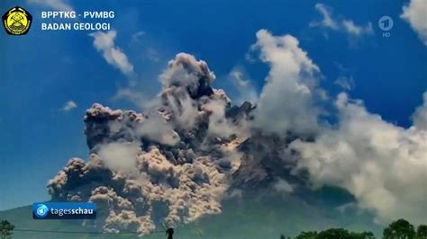 Auf Indonesischer Insel Java Spuckt Vulkan Lava Und Asche Tagesschau De