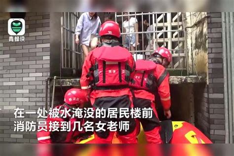 广西柳州持续强降雨引发内涝 消防员开冲锋舟送老师上课