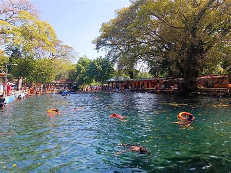 Pemandian Alam Banyu Biru, Kolam Pemandian Alami Berwarna Kebiruan di ...