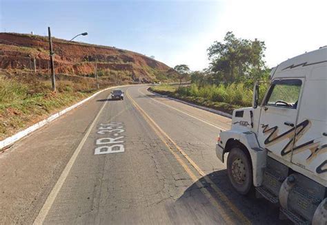 Homem morre após tombamento de caminhão na BR 356 em Muriaé O Tempo