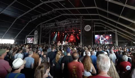 Guitare en Scène dévoile son hymne 100 rock Stars et people ZIKEO