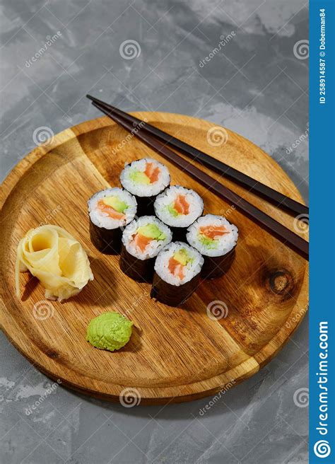 Conjunto De Rolos De Sushi De Atum Sobre Fundo Preto Imagem De Stock