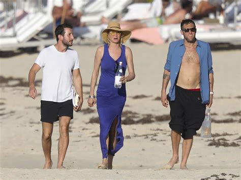 Uma Thurman In Sexy Bikini At Beach With Mystery Men PHOTOS