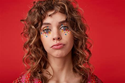 Portrait De La Belle Jeune Femme Aux Yeux Bleus Avec Une Coiffure