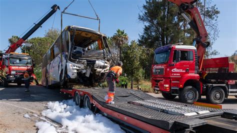 Muere Una Mujer Y Otras Resultan Heridas Al Volcar Un Autob S En