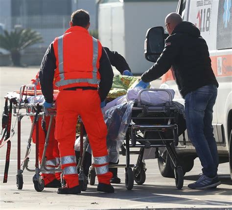 Schiacciato Dalla Gru Del Suo Camion Muore Un Autotrasportatore Di