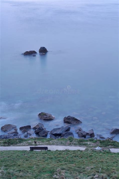 Atmosfera Rom Ntica Na Manh Calma No Mar Pedregulhos Grandes Que Colam