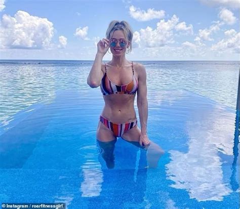 Hot Sexy Sarah Lindsay Bikini Pics