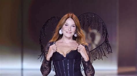 Carla Bruni Mit 56 Jahren Läuft Das Supermodel Erstmals Für Victorias Secret Victorias