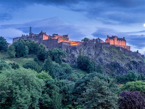 Edinburgh Castle at night stock image. Image of street - 159781131