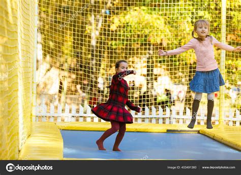 Petites Filles Avoir Plaisir Comme Ils Sautent Sur Trampoline Image