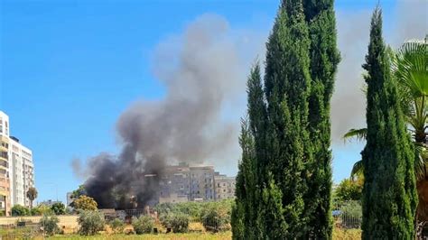 Incendio In Corso Della Carboneria Fiamme In Un Capannone In Disuso