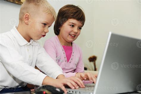 childrens have fun and playing games on laptop computer 10398115 Stock ...