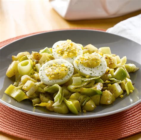 Saut De Pommes De Terre Poireaux Vinaigrette Et Oeufs Mimosa