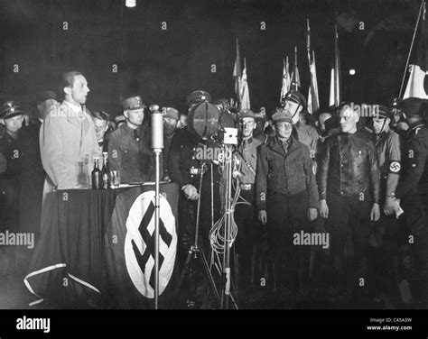 Goebbels Durante El Público La Quema De Libros En Berlín 1933 Fotografía De Stock Alamy