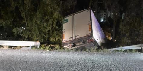 Messina Grave Incidente In Tangenziale Tir Precipita In Un Dirupo