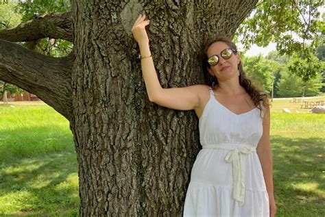 Woman Who Fell In Love With Oak Tree Calls Herself An ‘ecosexual’ In An ‘erotic’ Relationship