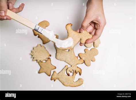 Manos de niña haciendo galletas tradicionales de Navidad El niño