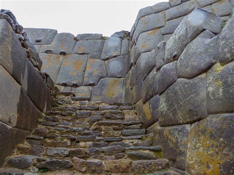 Sacred Valley - Ollantaytambo ruins: Inca walls - Travel Badger