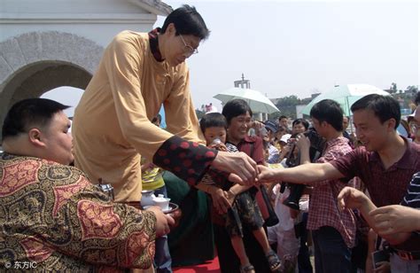 Asias No 1 Giant Zhang Juncai 242 Meters Tall Half A Head Taller