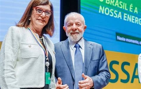 Nova presidente da Petrobras assume cargo e promete gestão alinhada a