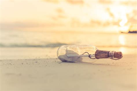 Mensagem Em Uma Garrafa Em Uma Praia Tropical E Em Um Fundo Borrado