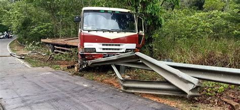 Truk Trailer Bp Ze Yang Mengalami Kecelakaan Lalu Lintas Di Tiban