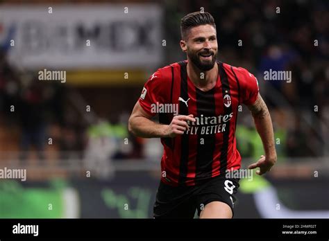 Olivier Giroud De Lac Milan Célèbre Après Avoir Marqué Un But Lors