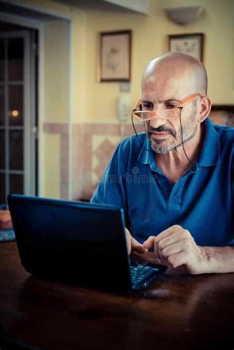 Hombre De La Edad Media Que Usa El Cuaderno Foto De Archivo Imagen De