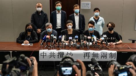 香港三名民主派議員突遭拘捕 曾阻港府推國歌法 前立法會議員 朱凱迪 陳志全 新唐人电视台