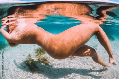 Stockfoto Nude Woman Swimming With Starfish Underwater Photo In