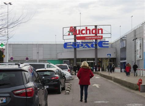 Yvelines coup dur le groupe Auchan met en vente deux supermarchés