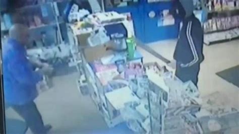 Shopkeeper Fights Off Machete Wielding Assailant With Pole Video