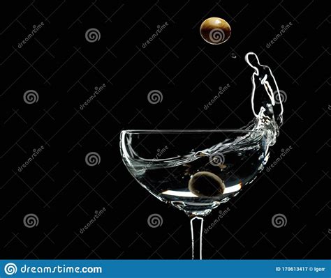 Silueta De Martini Con Aceitunas Verdes Sobre Fondo Negro Imagen De