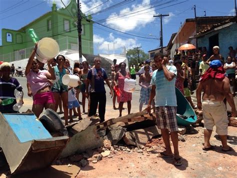 G1 Moradores de Chã de Bebedouro em Maceió protestam contra falta d