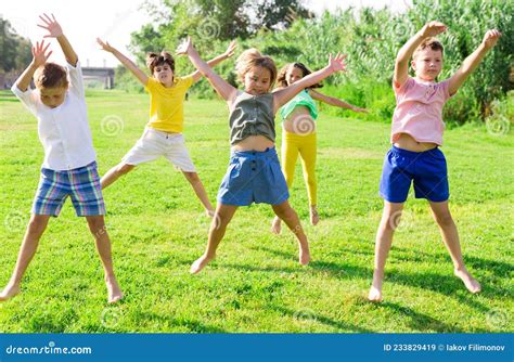 Jovencitas Preadolescentes Saltando En El Parque De La Ciudad De Verano