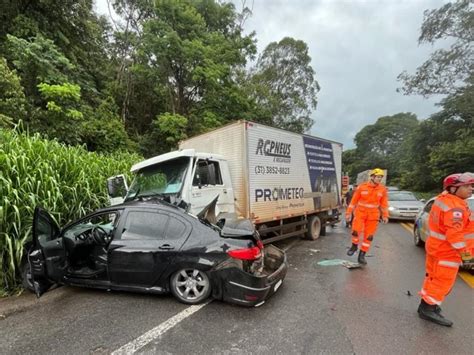 Colisão lateral entre carro e caminhão deixa motorista gravemente