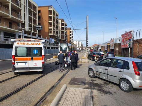 Violento Scontro Auto Moto In Via Bonino Centauro Rimbalza Sulla