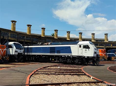 台鐵r200新柴電機車驚艷曝光！鐵道迷擠爆扇型車庫 年底前上路 Ettoday生活新聞 Ettoday新聞雲