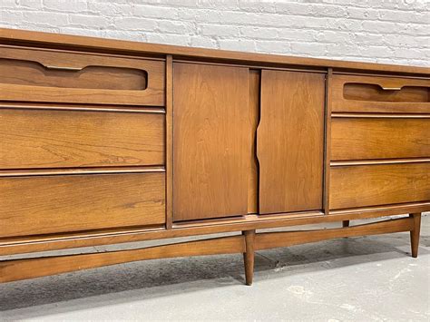 Long Mid Century Modern Walnut Dresser By Bassett Furniture Co C 1960s For Sale At 1stdibs