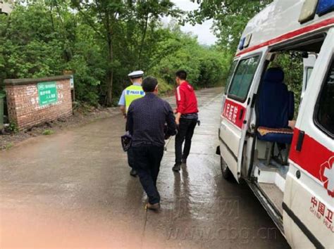 男子车祸撞断腿倒地不起，民警为他撑伞遮雨 大渝网 腾讯网