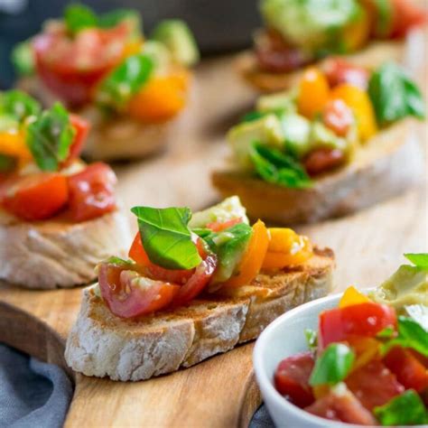 Avocado Bruschetta Mit Tomaten Erfrischend Lecker