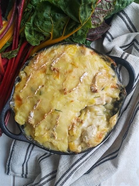 Gratin de pommes de terre côtes de blette poulet et camembert