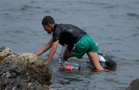 Migrantes Tentam Chegar A Ceuta Na Espanha Pelo Mar