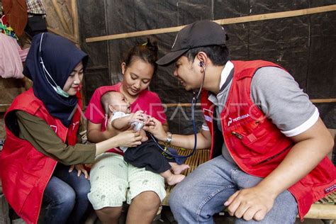 Pemeriksaan Kesehatan Warga Pesisir Karawang Antara Foto