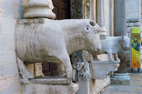 Pintu Masuk Utama Ke Basilika St Nicholas Bari Apulia Foto Stok Unduh