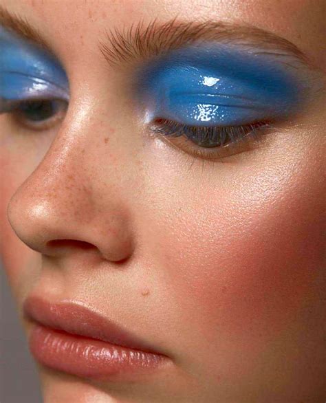 Glossy Blue Eyeshadow Makeup Look By Mua Janniebosma Glossy Makeup