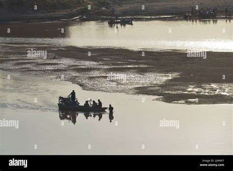 May 24 2022 Lahore Punjab Pakistan Pakistani Commuters Try To Make