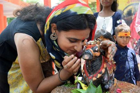 मधुश्रावणी: लाल पियर सासुर सं ऐले हन साड़ी, गौरी हम पूजब हे ...