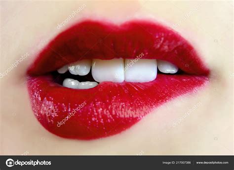 Labios Rojos Brillo Sexy Femenino Abrió Sensual Boca Mujer Con — Foto De Stock © Artavet 217007386